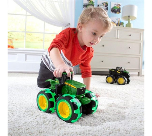 tomy 46434 traktor "monster treads" cu roți roți mari luminoase