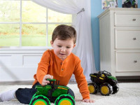 tomy 46434 traktor "monster treads" cu roți roți mari luminoase