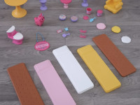 kidkraft 20242-msn casă pentru păpușicasa de păpuși super dulce de la kidkraft candy castle va stârni imaginația copiilor. cu o paletă de curcubeu pe trei niveluri și șapte platforme, această casă de păpuși magică din lemn are o înălțime de aproape 4 pici