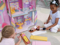 kidkraft 20242-msn casă pentru păpușicasa de păpuși super dulce de la kidkraft candy castle va stârni imaginația copiilor. cu o paletă de curcubeu pe trei niveluri și șapte platforme, această casă de păpuși magică din lemn are o înălțime de aproape 4 pici